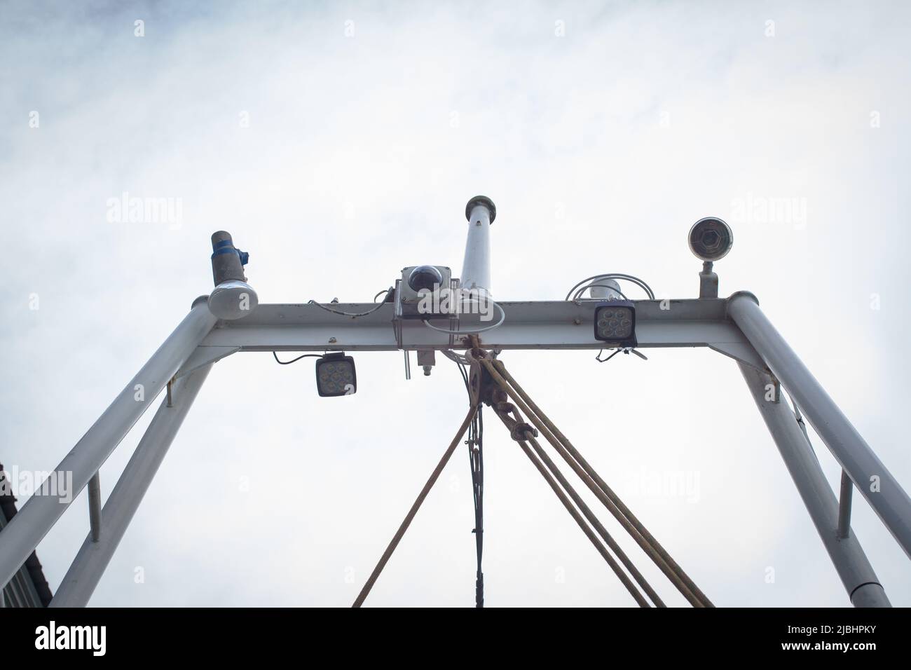 Équipement de surveillance électronique sur les bateaux de pêche commerciaux : caméras vidéo, GPS, équipement de capture et d'enregistrement vidéo. Banque D'Images