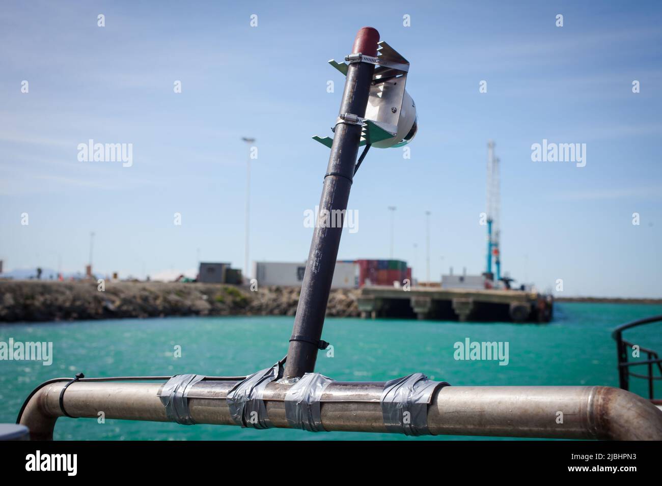 Équipement de surveillance électronique sur les bateaux de pêche commerciaux : caméras vidéo, GPS, équipement de capture et d'enregistrement vidéo. Banque D'Images