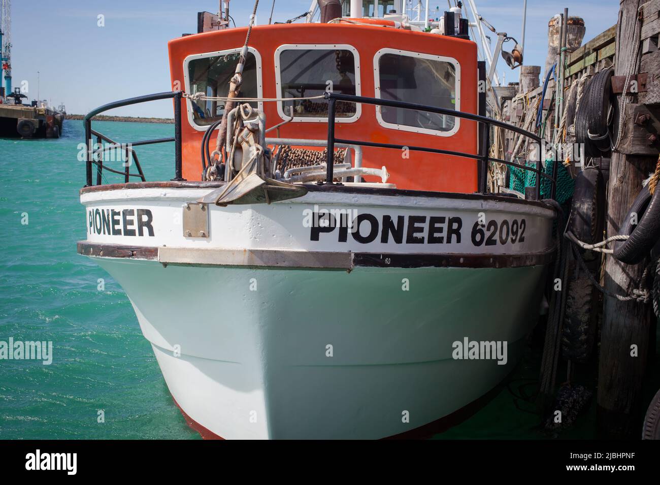 Bateaux de pêche commerciale côtiers : petits chalutiers et bateaux à filet fixe. Timaru Wharf, Île du Sud, Nouvelle-Zélande. Banque D'Images