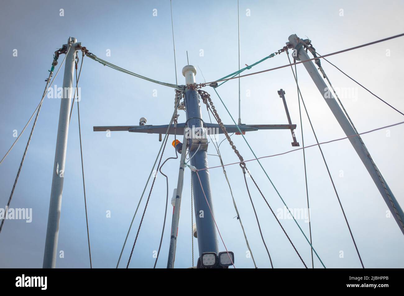 Équipement de surveillance électronique sur les bateaux de pêche commerciaux : caméras vidéo, GPS, équipement de capture et d'enregistrement vidéo. Banque D'Images