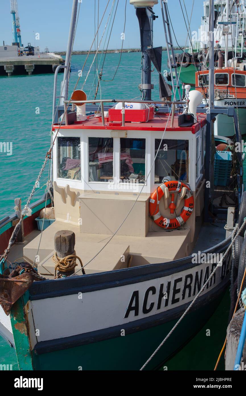 Bateaux de pêche commerciale côtiers : petits chalutiers et bateaux à filet fixe. Timaru Wharf, Île du Sud, Nouvelle-Zélande. Banque D'Images