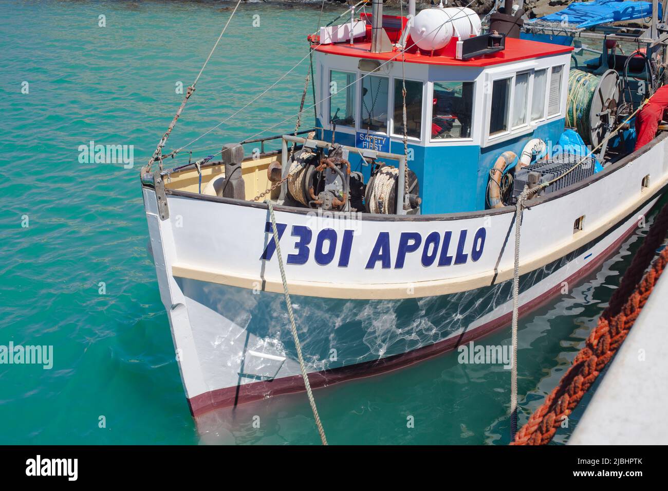 Bateaux de pêche commerciale côtiers : petits chalutiers et bateaux à filet fixe. Timaru Wharf, Île du Sud, Nouvelle-Zélande. Banque D'Images