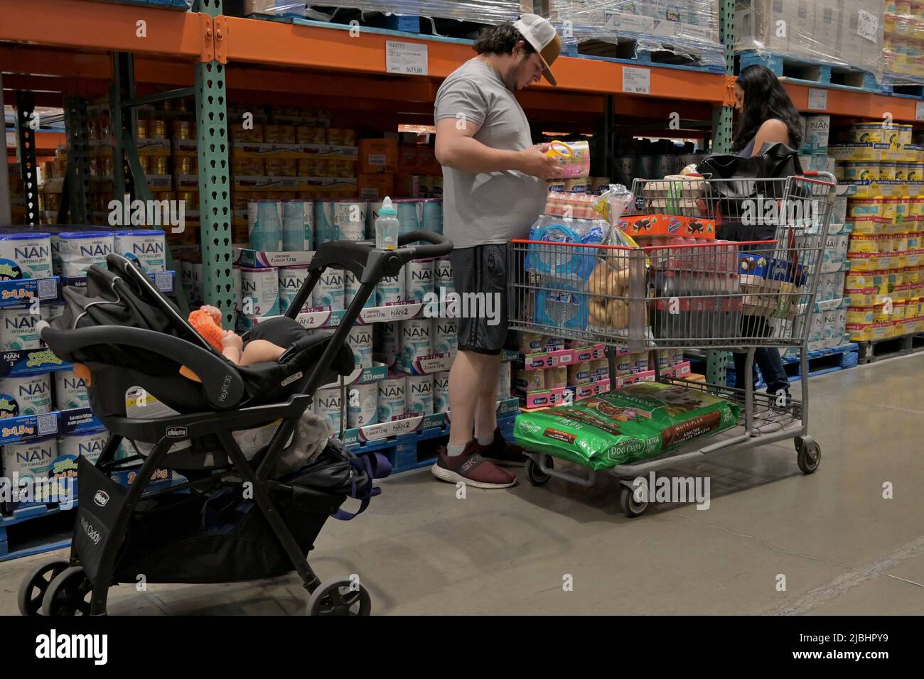 4 juin 2022, Tijuana, Basse-Californie, Mexique: Les Californiens traversent la frontière pour acheter des laits en raison de pénuries aux États-Unis dans les supermarchés Tijuana samedi, 4 juin 2022. Le besoin est dû au fait que l'un des principaux fabricants de ce produit, Abbott Nutrition, a dû fermer ses portes, après avoir détecté plusieurs cas de bébés malades, en raison de la consommation de formule contaminée. Abbott a fermé ses portes depuis février et a décidé de retirer ses produits du marché, ce qui a entraîné une faible disponibilité de lait maternisé dans les supermarchés nord-américains. (Credit image: © Carlos A. Moreno/ZUMA Press Wi Banque D'Images
