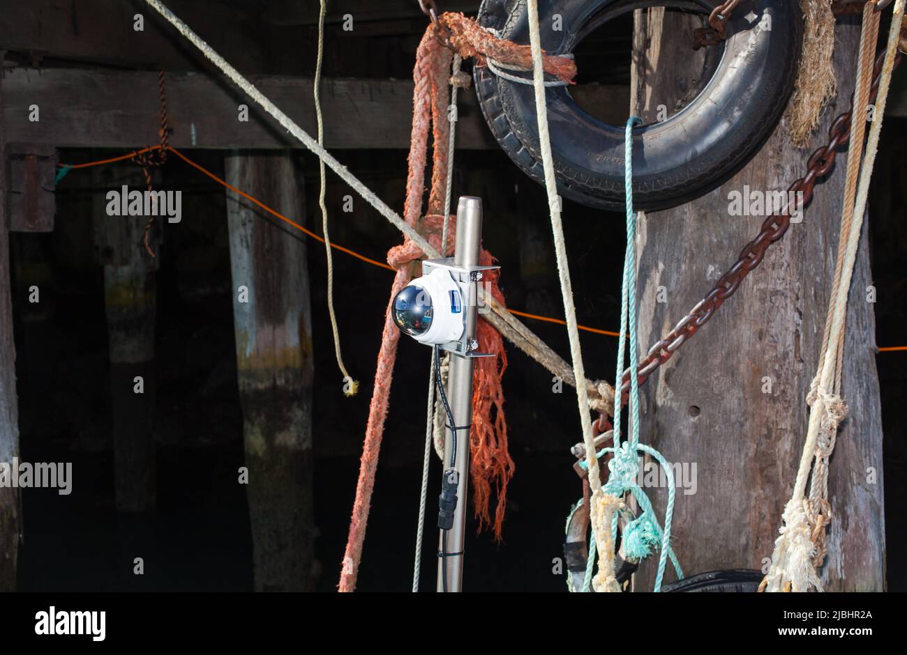 Équipement de surveillance électronique sur les bateaux de pêche commerciaux : caméras vidéo, GPS, équipement de capture et d'enregistrement vidéo. Banque D'Images