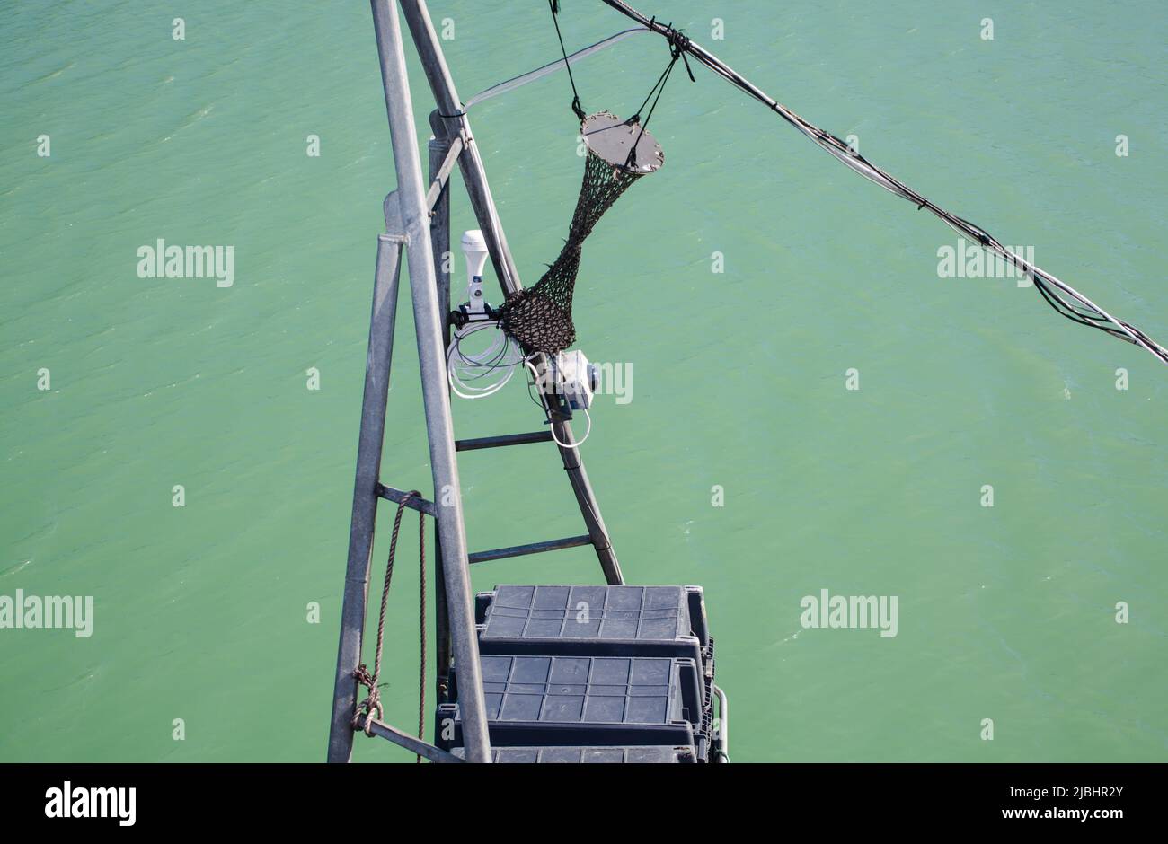Équipement de surveillance électronique sur les bateaux de pêche commerciaux : caméras vidéo, GPS, équipement de capture et d'enregistrement vidéo. Banque D'Images