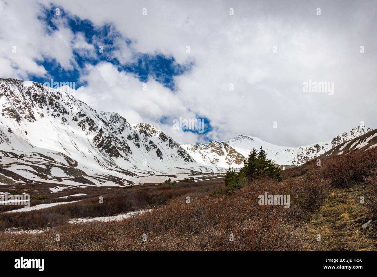 Deux des 14teeners Colorado, Grays et Torreys, sont encore couverts de neige en juin. Banque D'Images