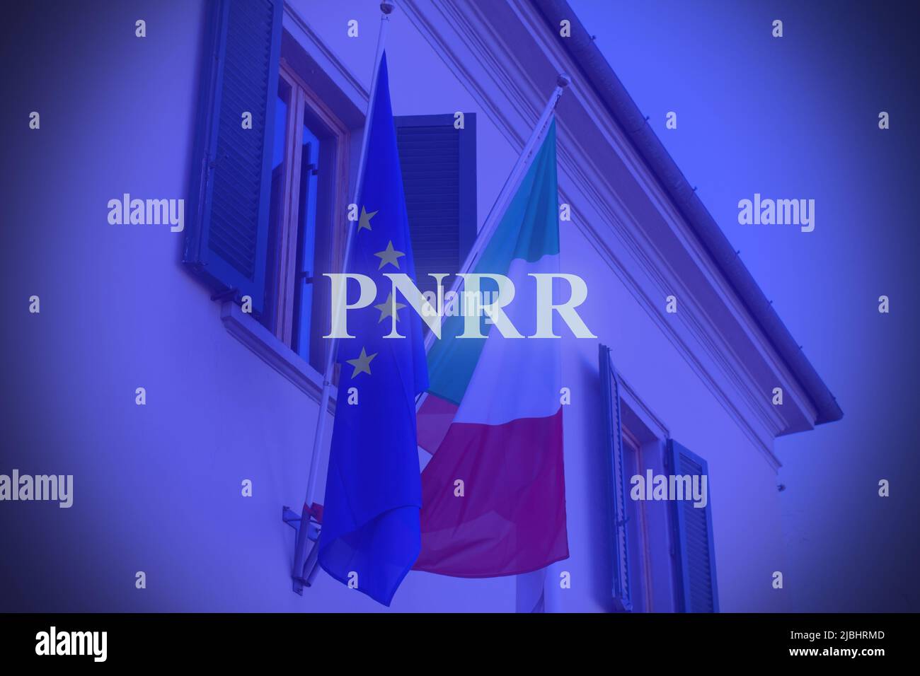 Prise de vue des drapeaux italiens et européens en Italie avec le texte 'Pnrr Banque D'Images