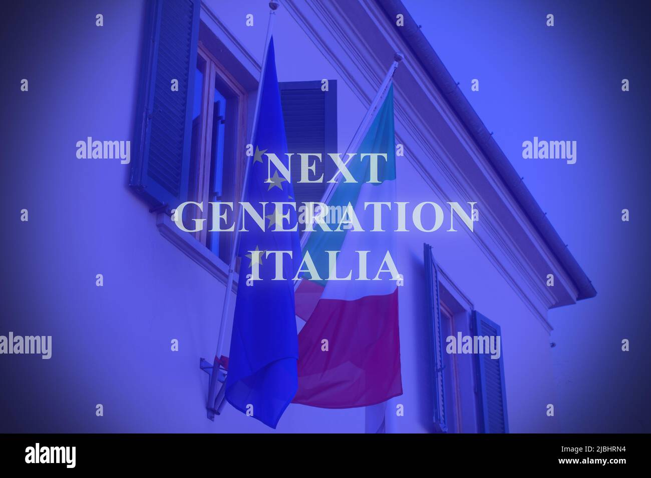 Prise de vue des drapeaux italiens et européens en Italie avec le texte « Next Generation Italia » Banque D'Images