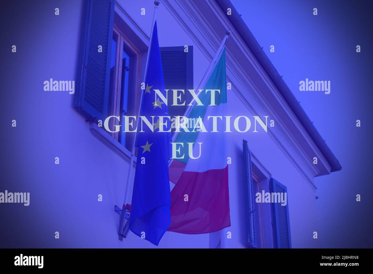 Prise de vue des drapeaux italiens et européens en Italie avec le texte « Next Generation eu » Banque D'Images