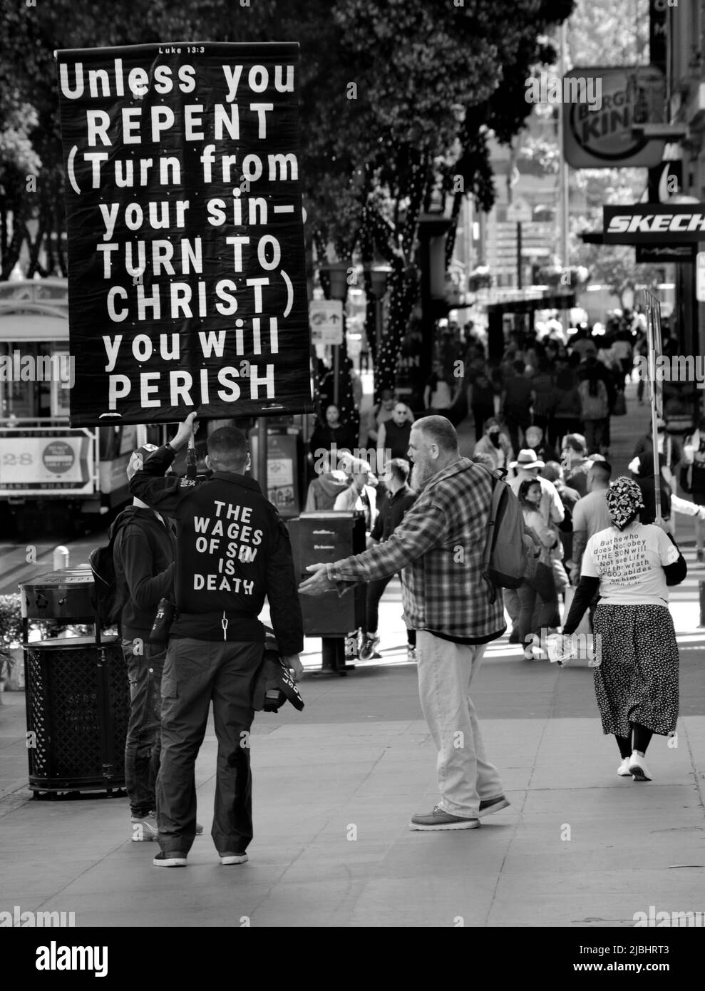 Un couple religieux portant des signes prêcher et évangéliser sur un trottoir à San Francisco, en Californie. Banque D'Images