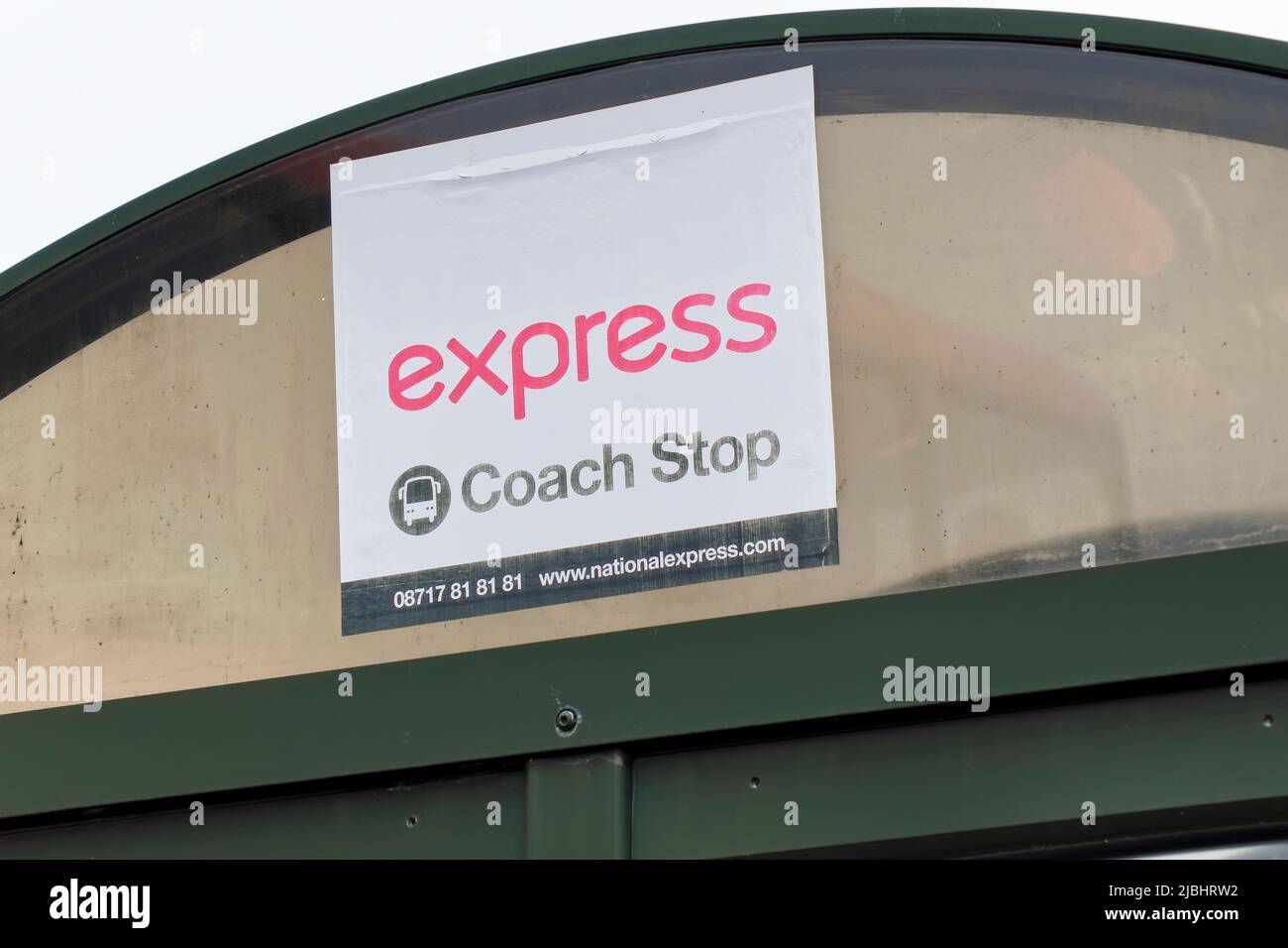Warminster, Wiltshire, Royaume-Uni - 12 octobre 2014: Un arrêt de bus express national panneau sur un arrêt de bus dans le parc central de Warminster, Wiltshire, Angleterre, Royaume-Uni Banque D'Images