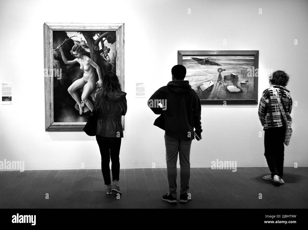 Les visiteurs du musée admirent les peintures exposées au M.H. de Young Memorial Museum de San Francisco, Californie. Banque D'Images