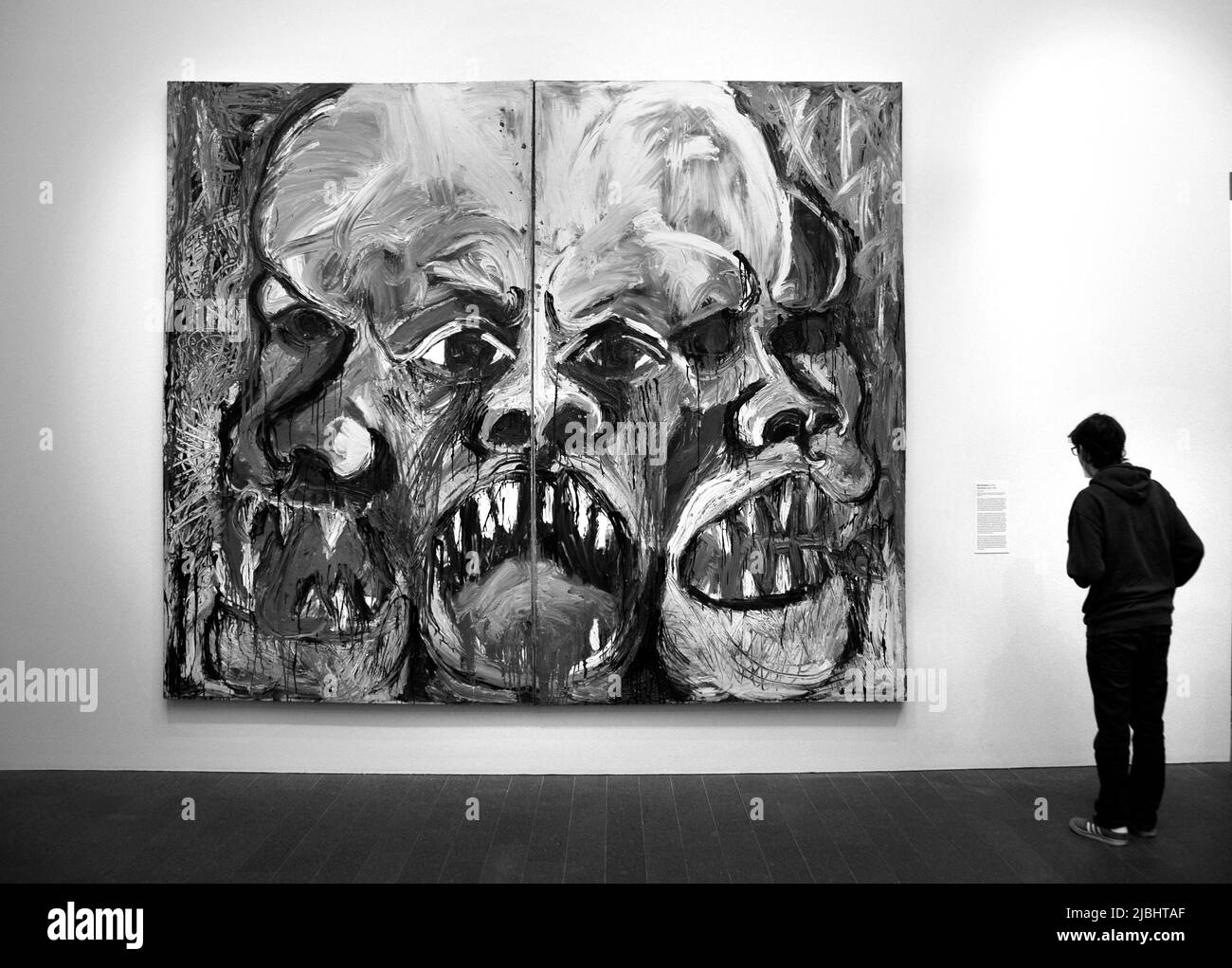 Les visiteurs du musée admirent un tableau de Mike Henderson intitulé « The Scream » au musée M.H. de Young Memorial Museum de San Francisco, Californie. Banque D'Images