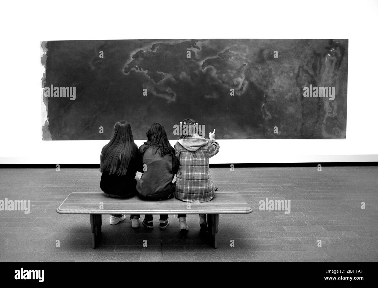 Trois jeunes visiteurs du musée admirent un tableau de Frank Bowling intitulé « penumbra » au M.H. de Young Memorial Museum de San Francisco, Californie. Banque D'Images