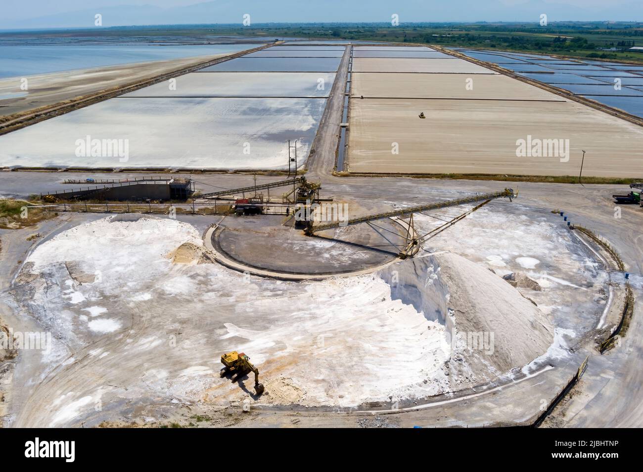 Vue aérienne des étangs d'évaporation du sel et des monticules de sel ces étangs sont remplis de l'océan et des cristaux de sel sont récoltés. Kitros Pieria, Grèce Banque D'Images