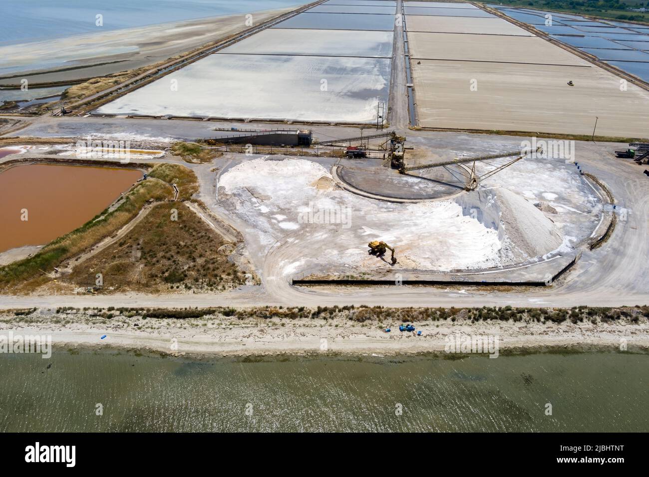 Vue aérienne des étangs d'évaporation du sel et des monticules de sel ces étangs sont remplis de l'océan et des cristaux de sel sont récoltés. Kitros Pieria, Grèce Banque D'Images