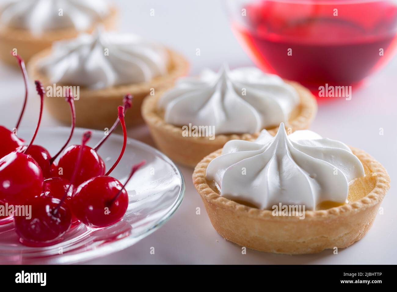 concept d'une mini-confiserie ou d'une grande fabrique de confiserie. Production de gâteaux et pâtisseries sucrées à la crème. Banque D'Images