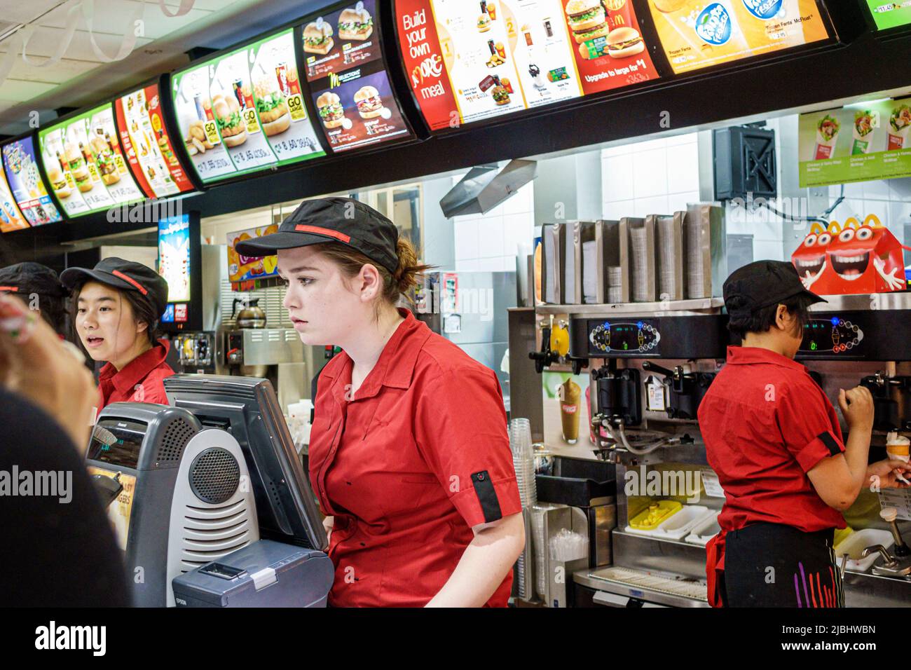 Melbourne Australie, Swanston Street, McDonald's fast-food restaurant comptoir adolescents, adolescents adolescentes femmes filles ouvriers travaillant uniforme prenant des commandes Banque D'Images