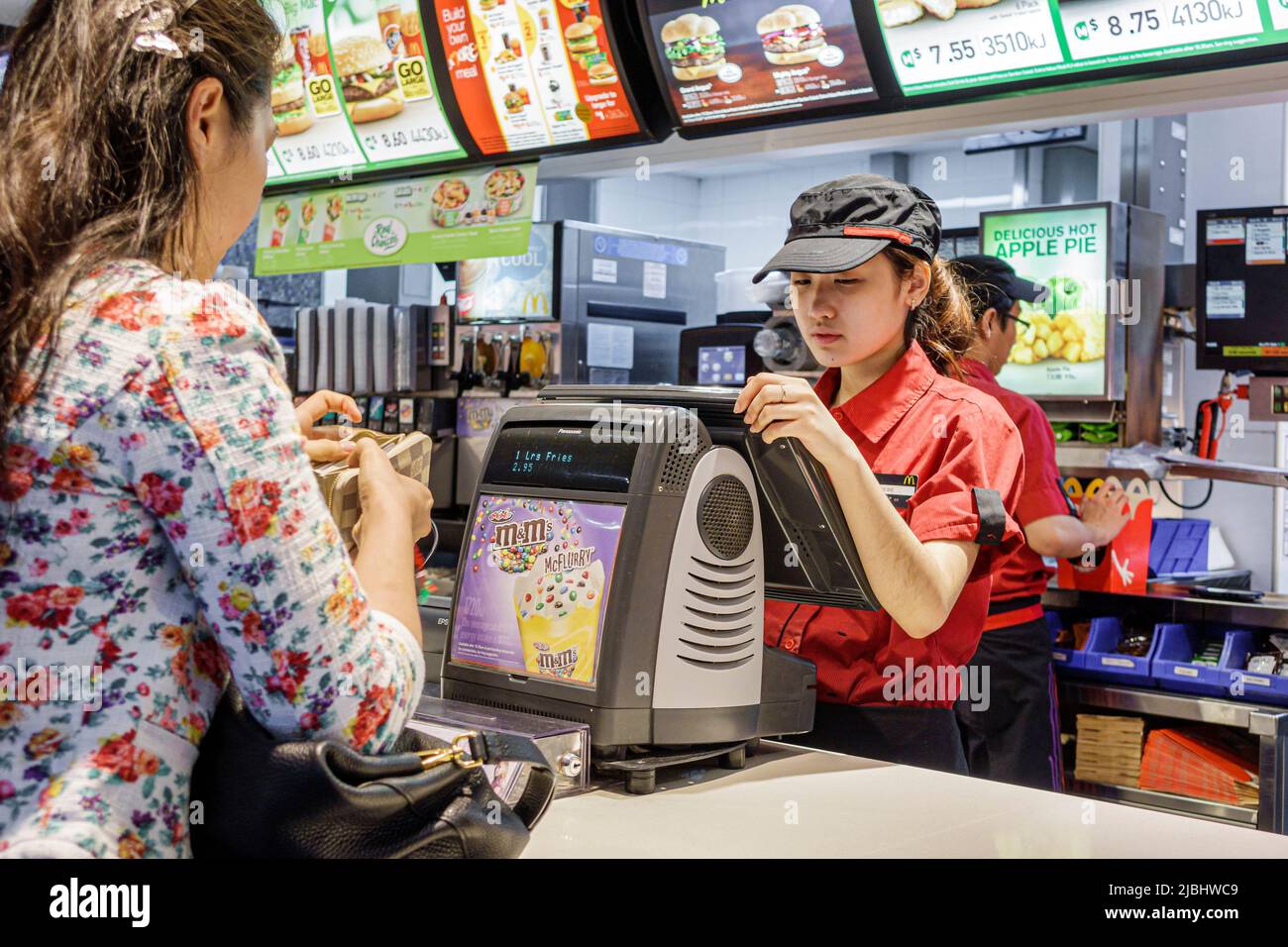 Sydney Australie, Circular Quay, McDonald's restaurant fast food comptoir de commande, femme asiatique employée travaillant à la commande payer client Banque D'Images