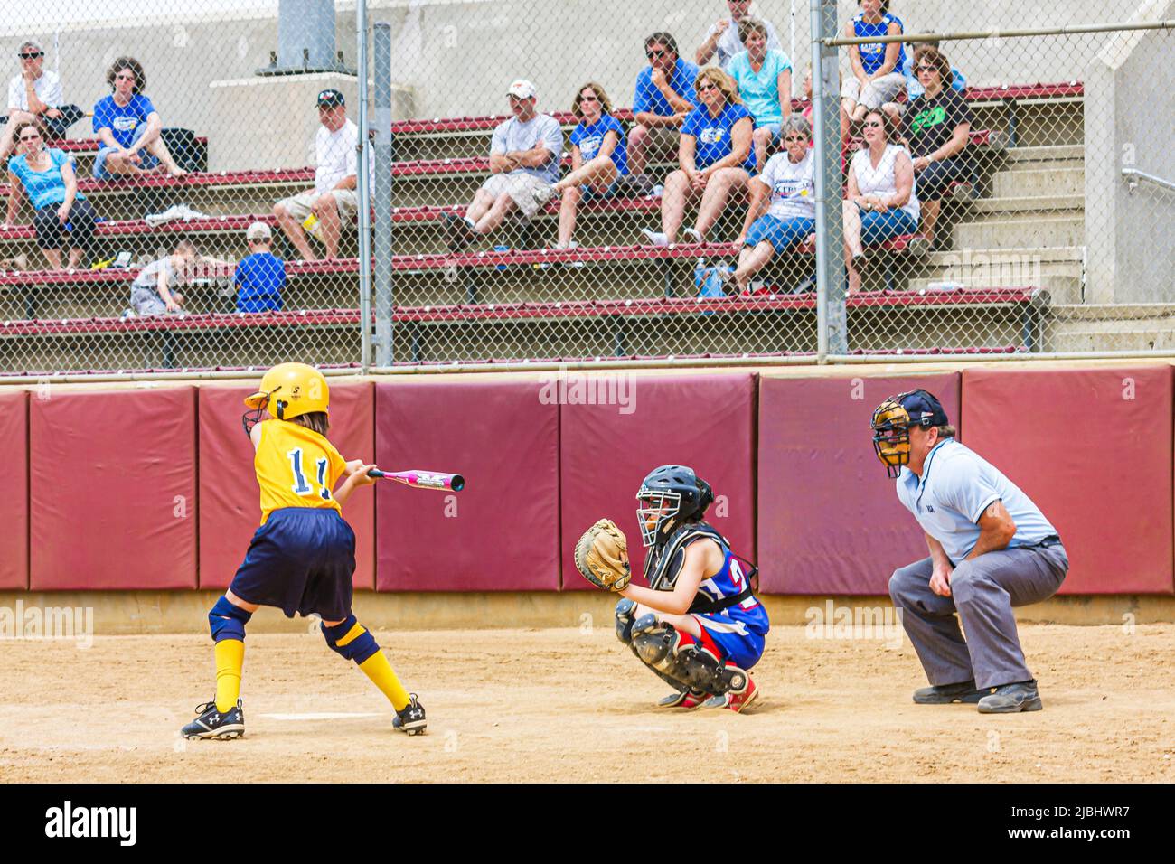 Salem Virginia, Moyer Sports Complex, baseball filles softball joueurs de jeu d'umpire batter Catcher fans regardant Banque D'Images