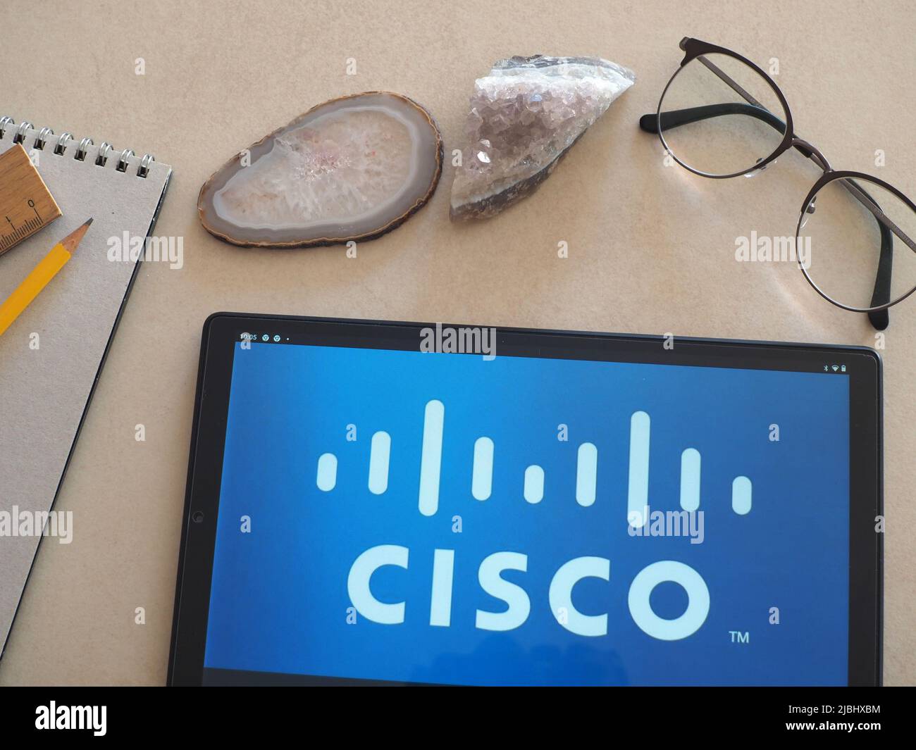 Dans cette illustration, le logo Cisco Systems, Inc. Apparaît sur une tablette. Banque D'Images