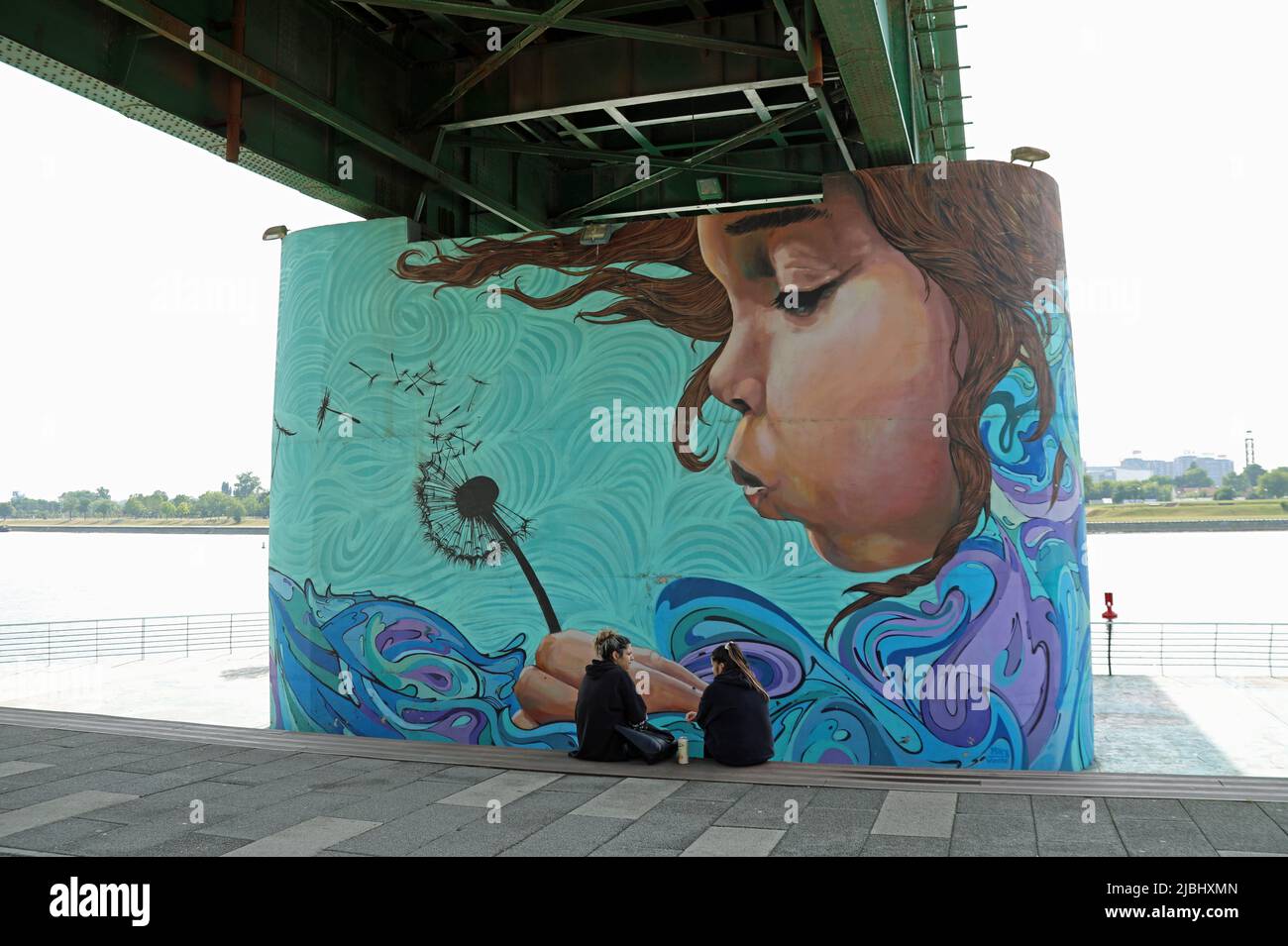 Les filles bavardent à Belgrade à côté de l'art de la rue peint sous le vieux pont Sava Banque D'Images