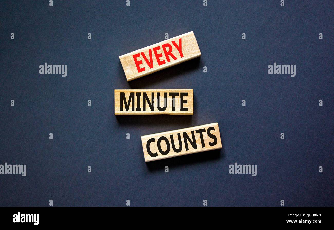 Chaque minute compte le symbole. Concept mots chaque minute compte sur des  blocs de bois sur un beau tableau noir fond noir. Entreprise, motivation et  Photo Stock - Alamy