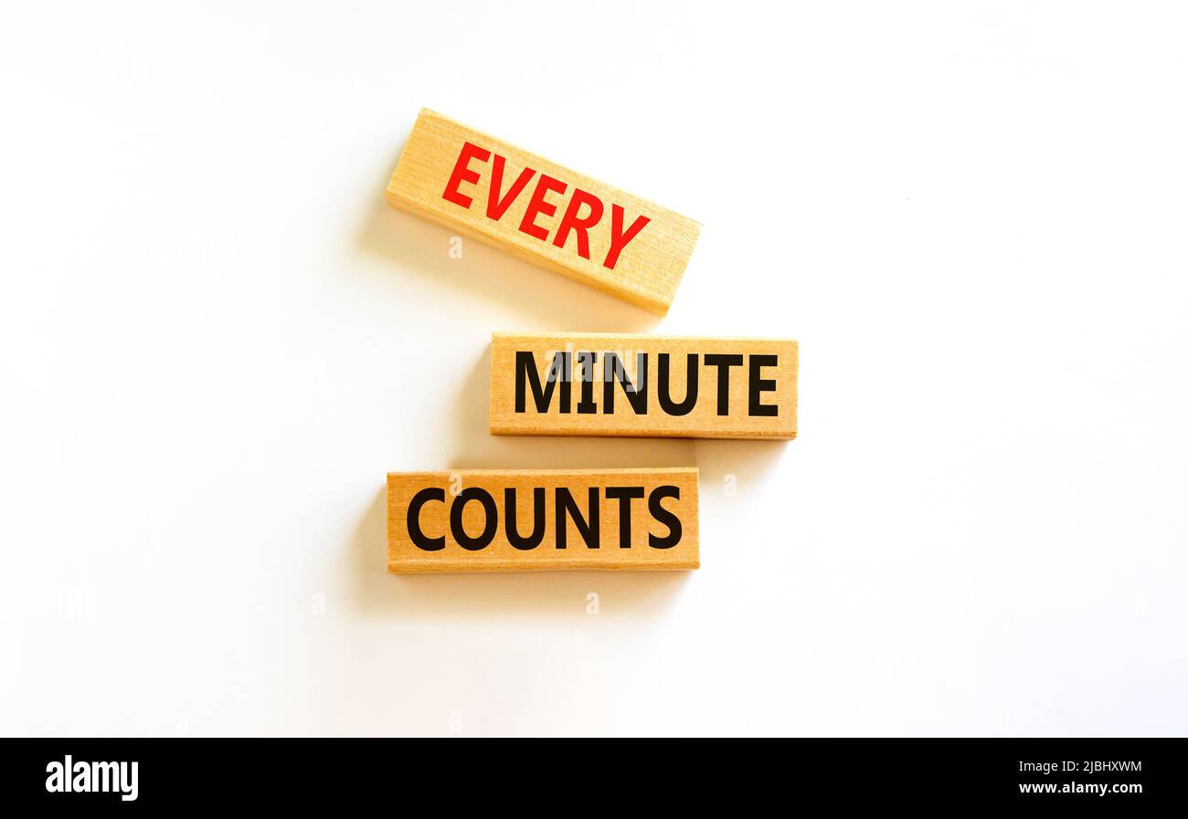 Chaque minute compte le symbole. Mots de concept chaque minute compte sur des blocs de bois sur une belle table blanche fond blanc. Entreprise, motivation et Banque D'Images