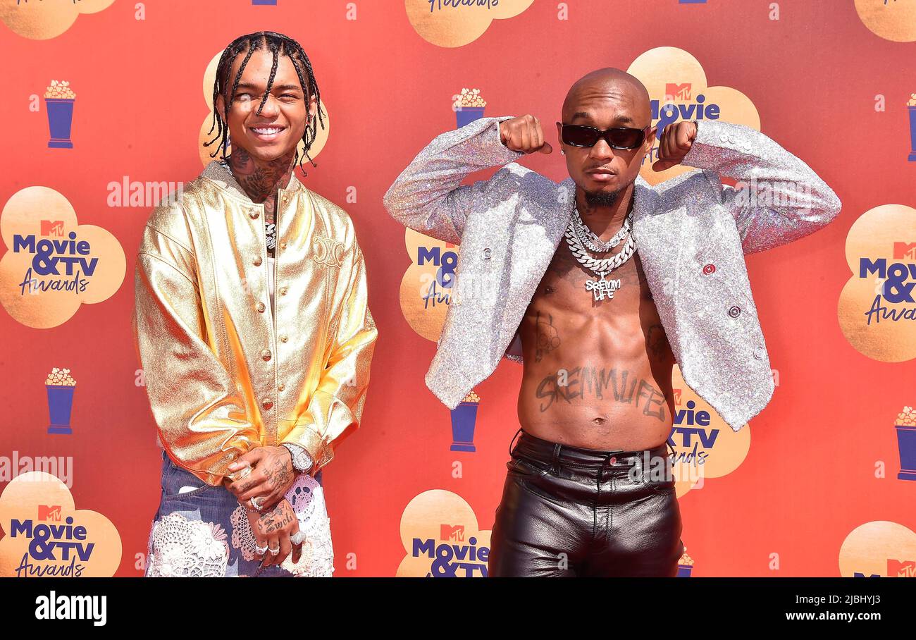 Santa Monica, Californie 05th juin 2022. (G-D) Swae Lee et Slim Jxmmi de Rae Sremmurd assistent aux MTV Movie & TV Awards 2022 au Barker Hangar on 05 juin 2022 à Santa Monica, Californie. Crédit : Jeffrey Mayer/JTM photos/Media Punch/Alay Live News Banque D'Images