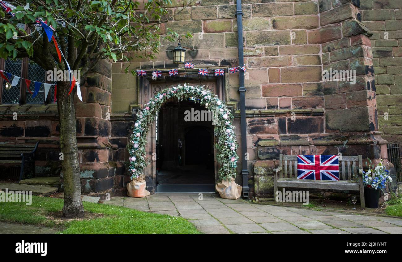 Mariage décoration florale autour de la porte de l'église Sainte-Marie et de la Toussaint, Grand Budworth, Cheshire pendant le jubilé de platine. Banque D'Images