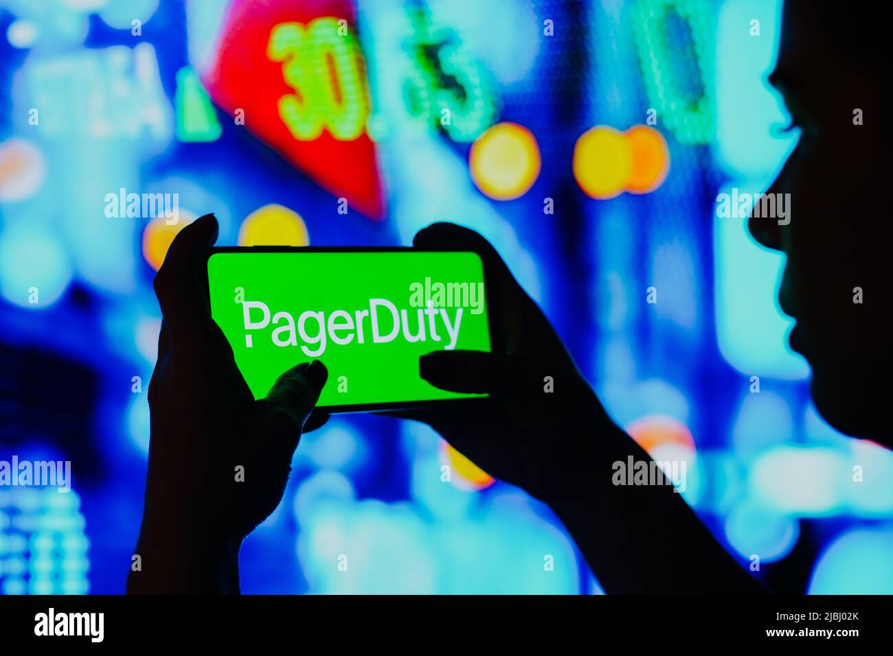Brésil. 6th juin 2022. Dans cette illustration, une femme silhouetée tient un smartphone avec le logo PagerDuty affiché à l'écran. (Credit image: © Rafael Henrique/SOPA Images via ZUMA Press Wire) Banque D'Images
