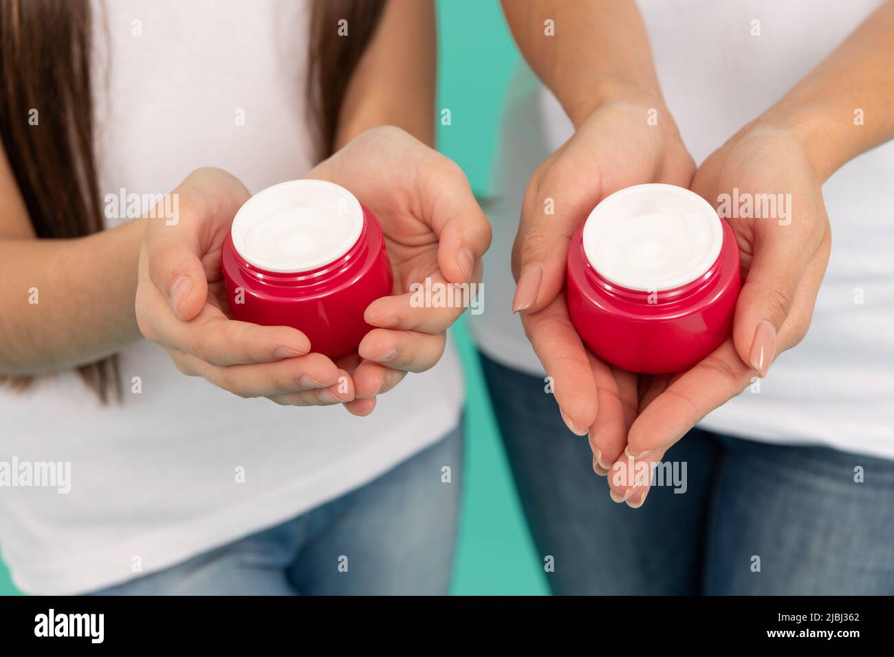 vue rognée du visage ou de la crème pour les mains Banque D'Images