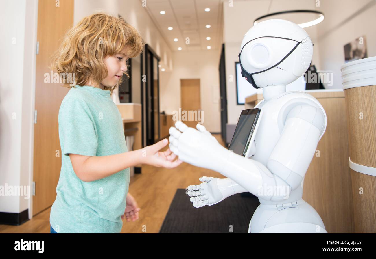 un petit garçon interagit avec l'intelligence artificielle de cyborg, la communication Banque D'Images