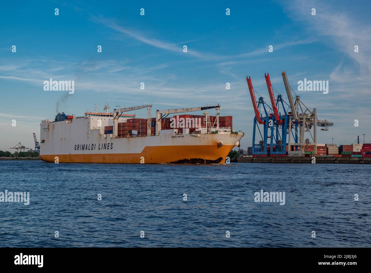 Hambourg, Allemagne - 05 15 2022: Le navire à conteneurs « Grande Abidjan » sur l'Elbe dans le port de Hambourg au terminal à conteneurs de Burchardkai Banque D'Images