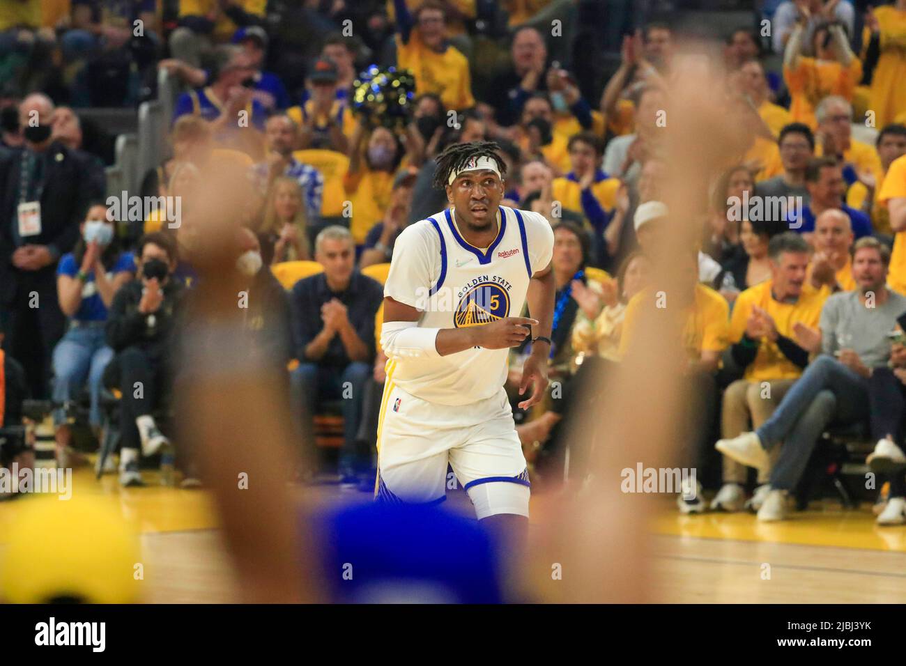 San Francisco, États-Unis. 05th juin 2022. SAN FRANCISCO, CALIFORNIE - JUIN 5 : Kevon Looney des Golden State Warriors (5) court sur le terrain après avoir fait un panier contre les Boston Celtics dans le premier trimestre de la partie 2 des finales de la NBA au Chase Center de San Francisco, Californie, le dimanche, 5 juin 2022. (Photo de Shae Hammond/The Mercury News/TNS/Sipa USA) crédit: SIPA USA/Alay Live News Banque D'Images