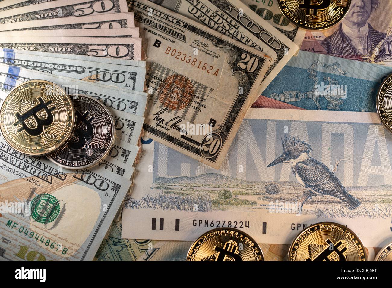 Toronto, Canada - 30 octobre. 2021: Bitcoin sur les billets en dollars canadiens et américains, les systèmes monétaires modernes et anciens. Facture historique de 20 USD à côté de BTC et Banque D'Images