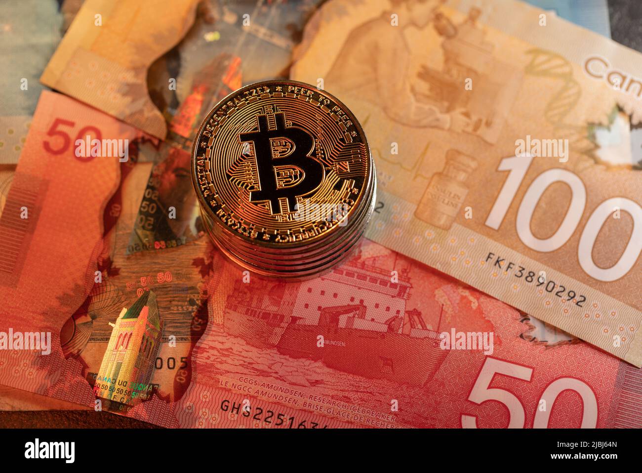 Toronto, Canada - 30 octobre. 2021 : Bitcoin sur cinquante et cent billets de banque en dollars canadiens. Négociation de crypto-monnaies avec de l'argent canadien Banque D'Images