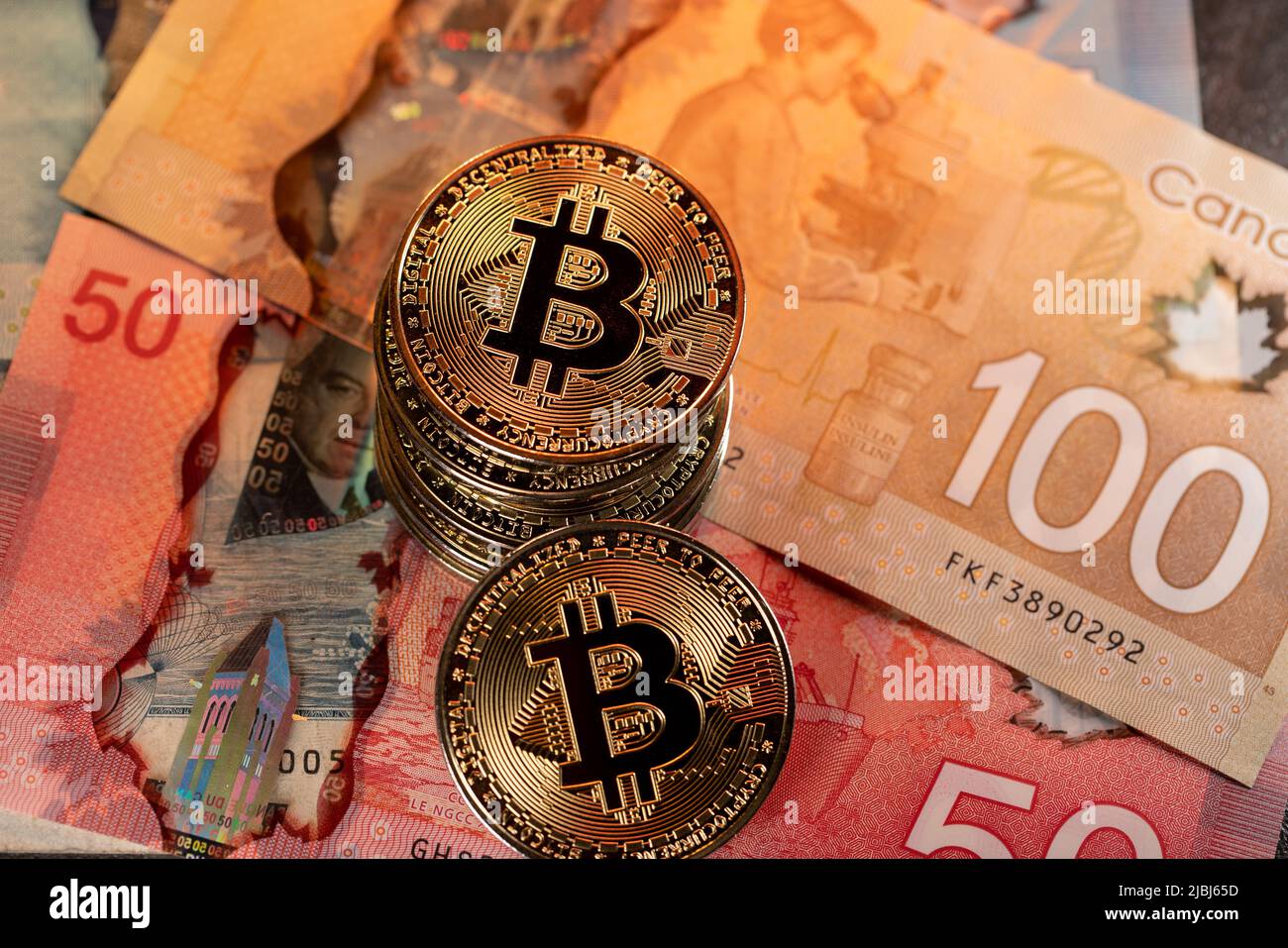 Toronto, Canada - 30 octobre. 2021 : Bitcoin sur cinquante et cent billets de banque en dollars canadiens. Négociation de crypto-monnaies avec de l'argent canadien Banque D'Images