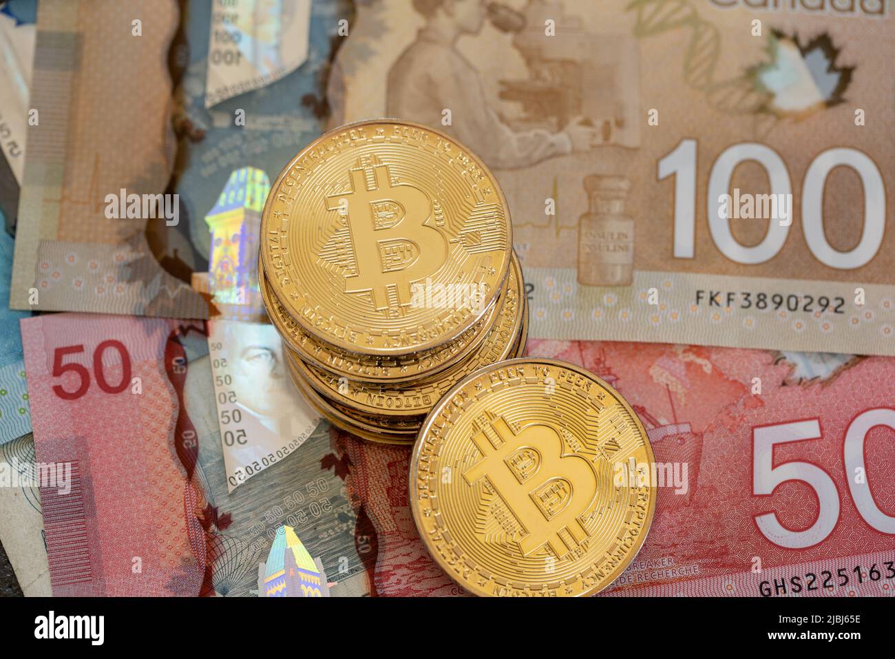 Toronto, Canada - 30 octobre. 2021: Bitcoin sur les billets modernes en polymère du Canada. Commerce du Bitcoin avec le dollar canadien Banque D'Images