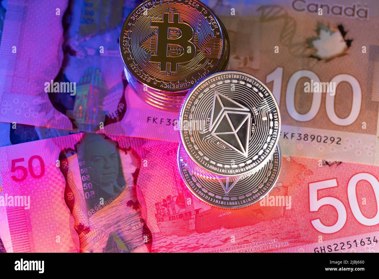 Toronto, Canada - 30 octobre. 2021 : pièce d'Ethereum brillant sur les billets en polymère canadien. Négociation de crypto-monnaies avec des dollars canadiens au Canada Banque D'Images