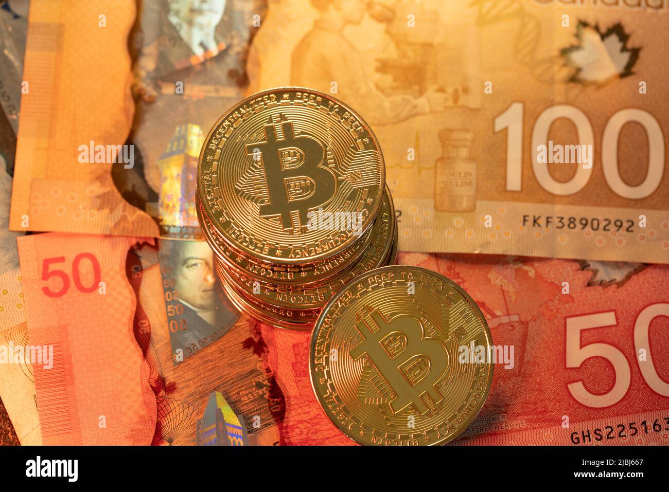 Toronto, Canada - 30 octobre. 2021: Bitcoin sur les billets modernes en polymère du Canada. Commerce du Bitcoin avec le dollar canadien Banque D'Images