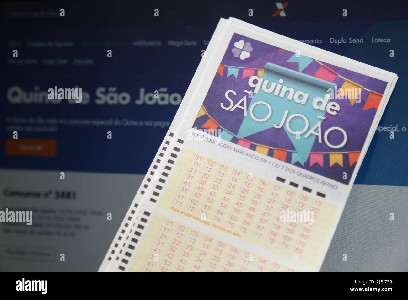 Minas Gerais, Brésil - 3 juin 2022: Quina de Sao Joao Caixa billets de loterie Banque D'Images