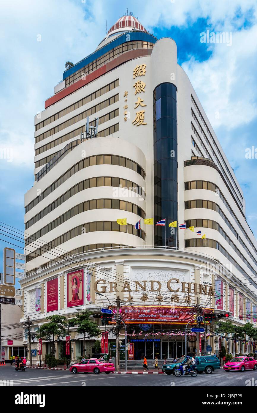 Le Grand China Hotel est un point d'ancrage dans Chinatown, Bangkok, Thaïlande. Les taxis sont stationnés au coin de la rue pour les clients. Banque D'Images