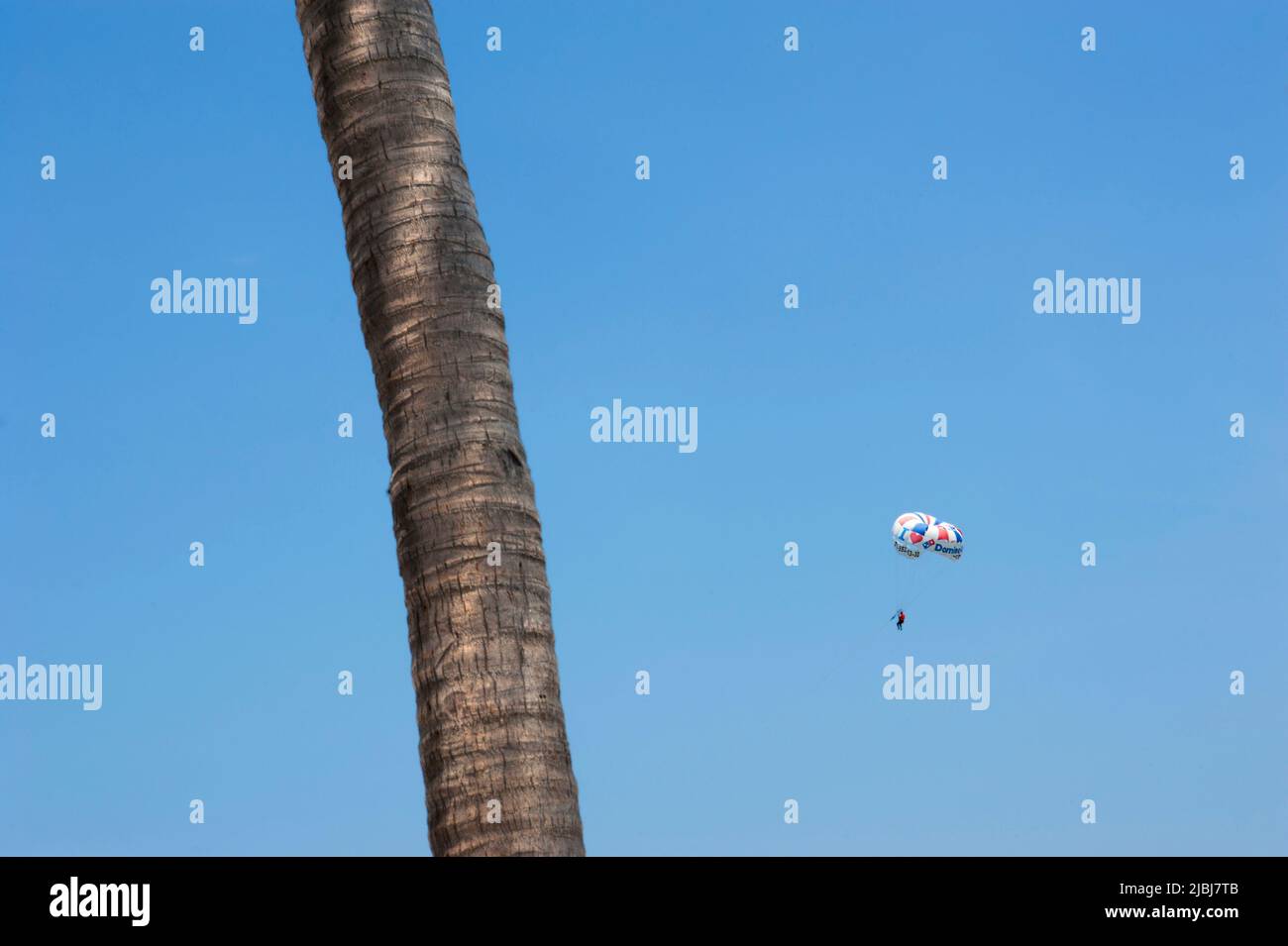 Parachute ascensionnel à Playa la Ropa à Zihuatanejo, Mexique Banque D'Images