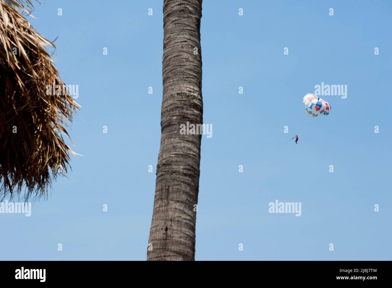 Parachute ascensionnel à Playa la Ropa à Zihuatanejo, Mexique Banque D'Images