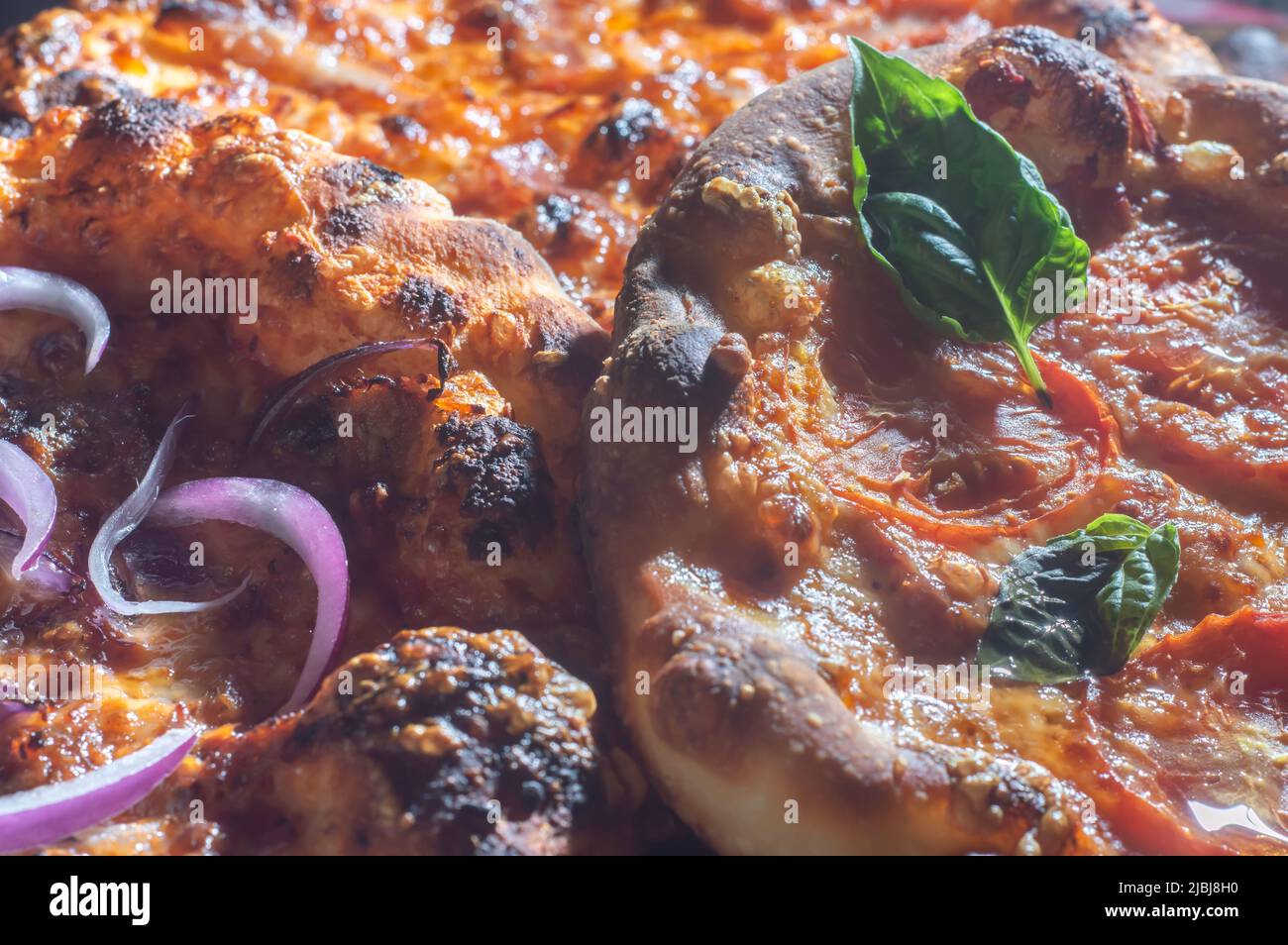 Pizza italienne maison avec fermentation naturelle, diverses saveurs parmi eux pastrami, bacon et porc tiré, pizza concept. Banque D'Images