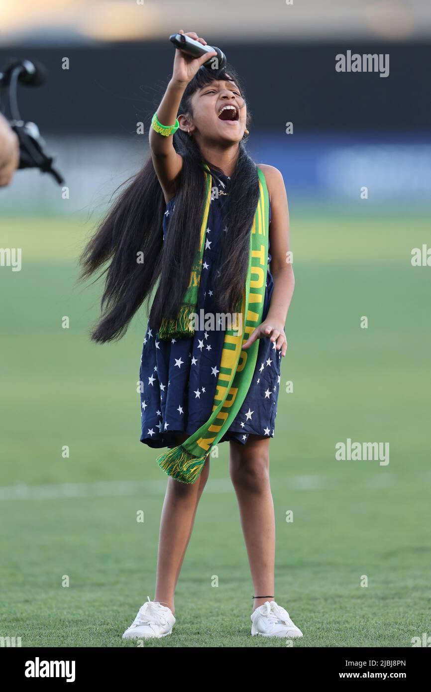Saint-Pétersbourg, FL : Pranysqa Nishka, sept ans, chante l'hymne national lors d'un match de football USL entre les Tampa Bay Rowdi Banque D'Images