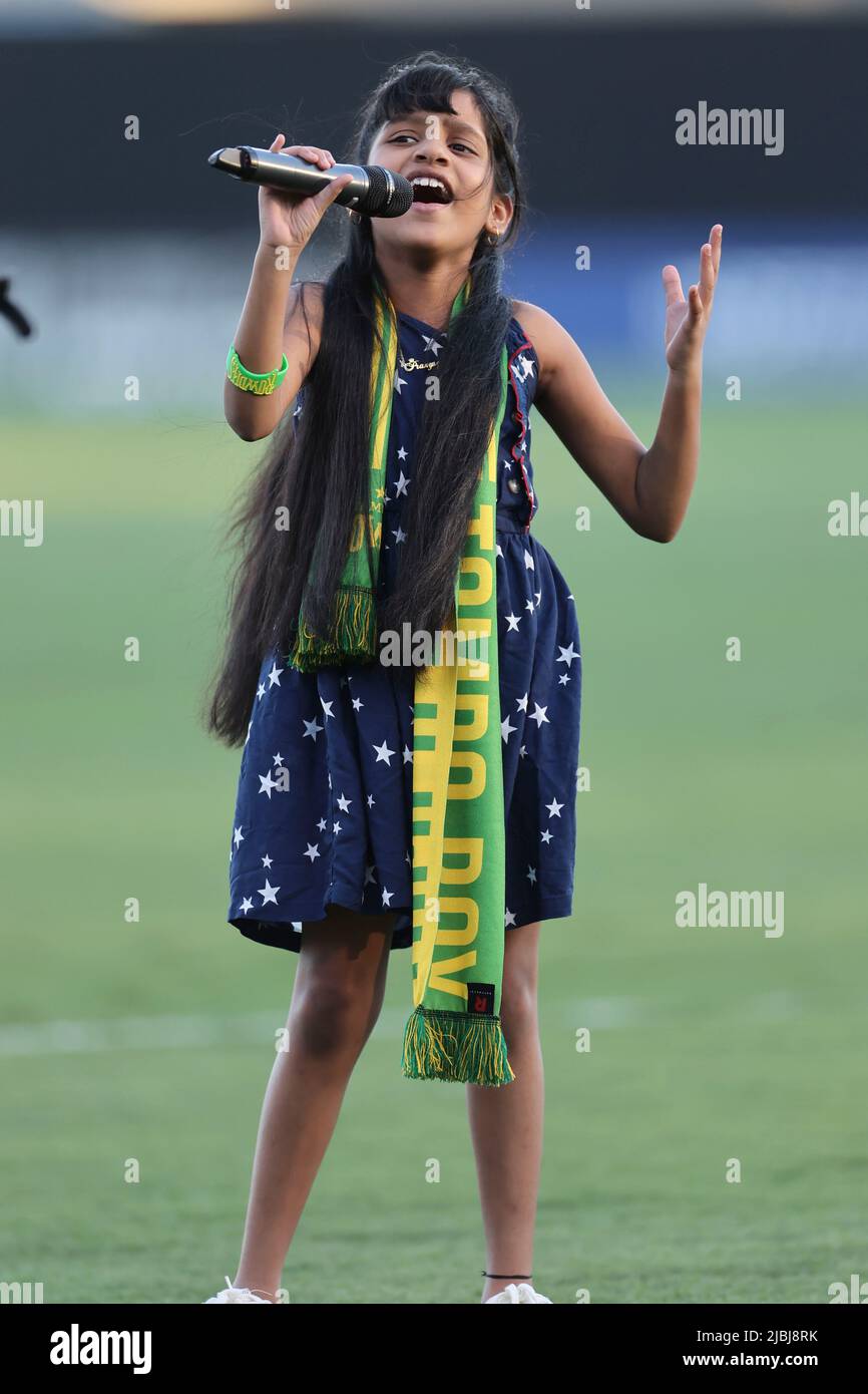 Saint-Pétersbourg, FL : Pranysqa Nishka, sept ans, chante l'hymne national lors d'un match de football USL entre les Tampa Bay Rowdi Banque D'Images