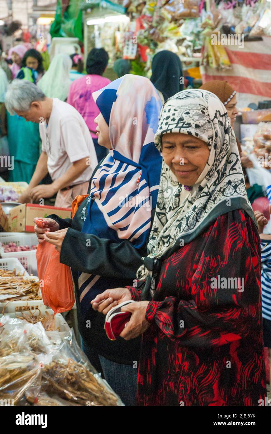 Femme malais au marché de Geylang, Singapour Banque D'Images