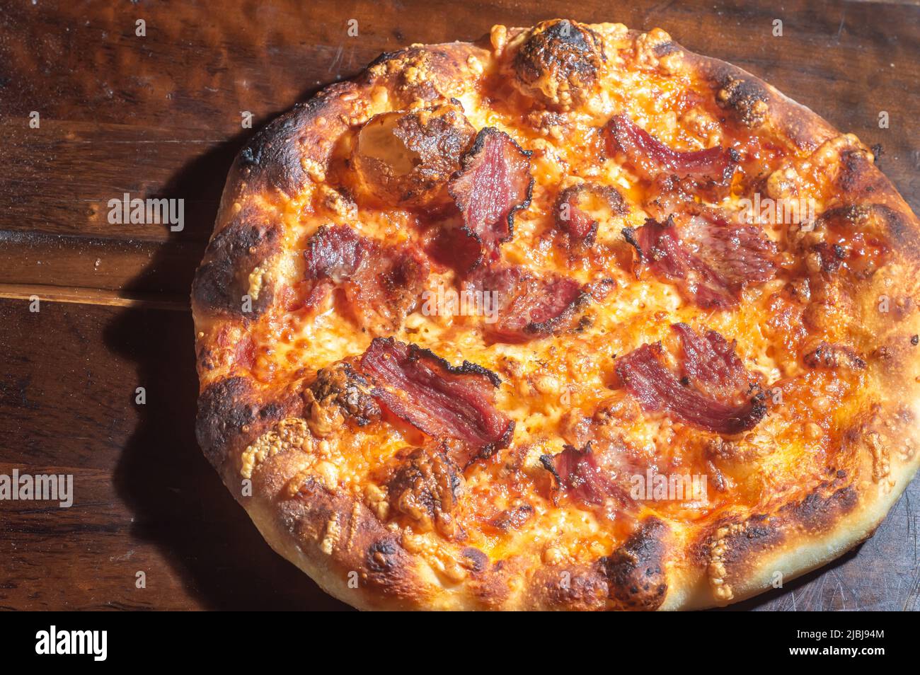 Pizza pastrami pizza italienne maison dans le goût pastrami sur une tablette en bois, pizza concept. Banque D'Images